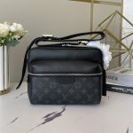 Louis Vuitton Outdoor Messenger M30233