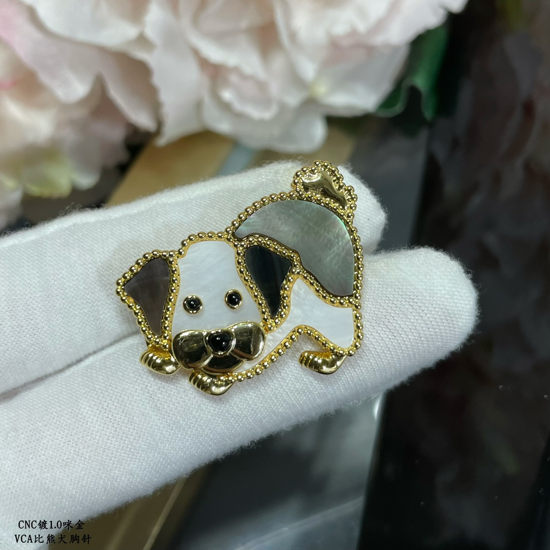 Van Cleef & Arpels Brooch - available at shoes886.com