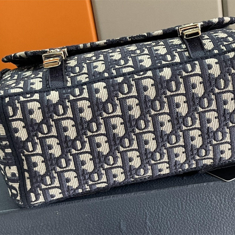Dior Camp Messenger Bag M1241ORIW_M928 embroidery and buckle detail