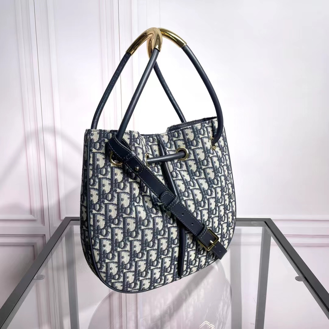 Dior Nolita Bag M2312 side profile and handles