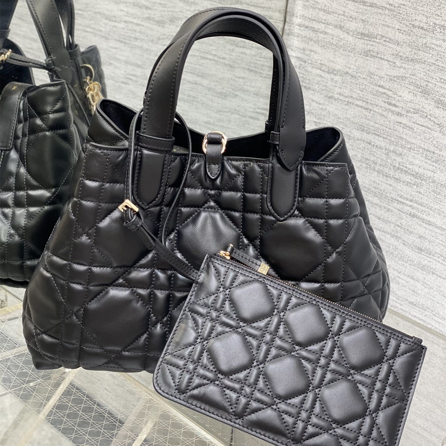 Dior Toujours Bag M2821 product listing side and handle detail