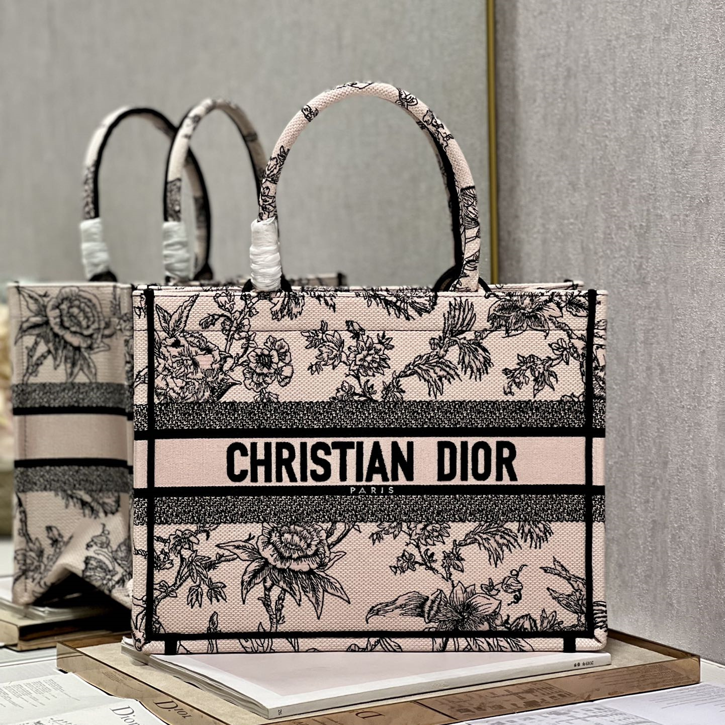 Dior Book Tote M1286 – available at shoes886.com