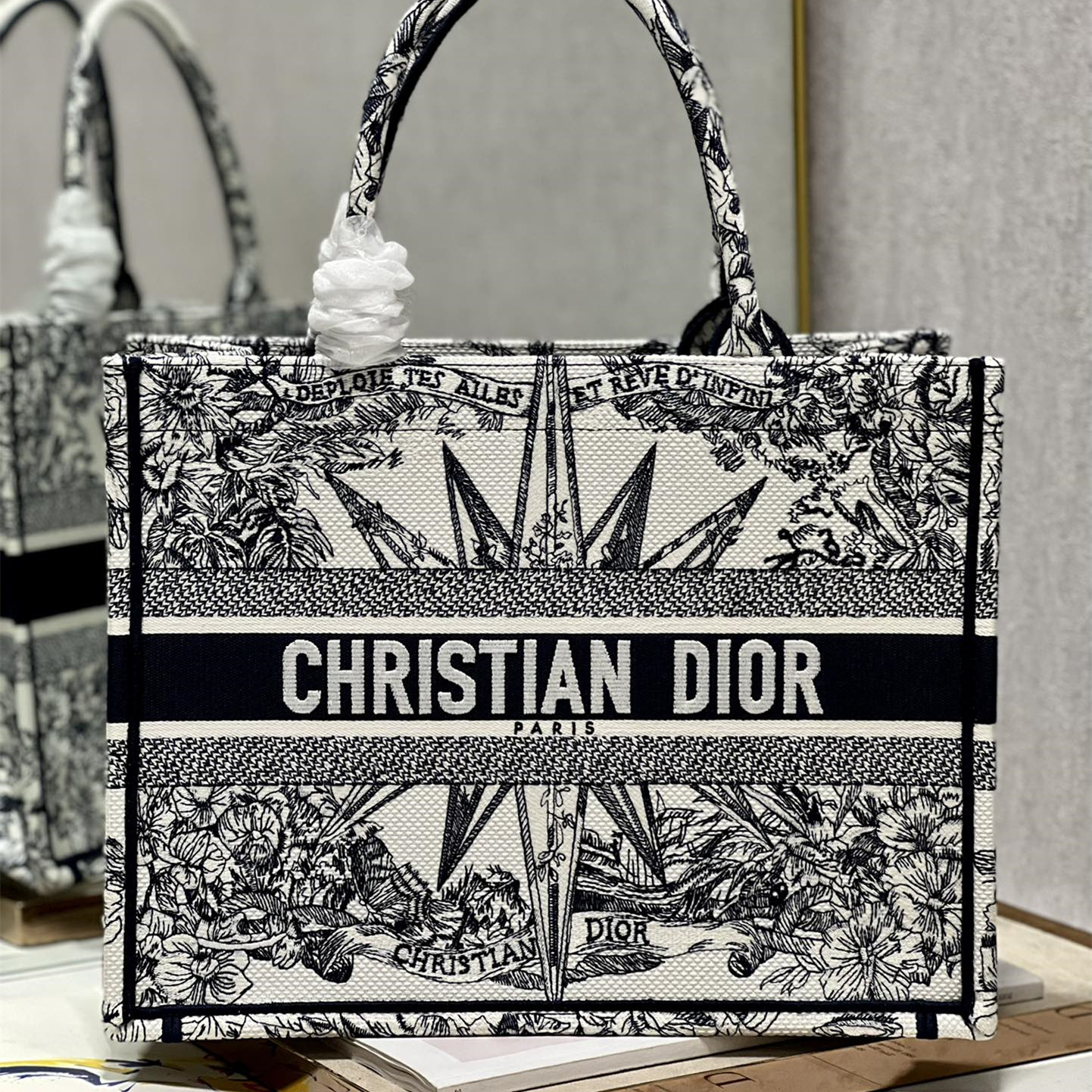 Dior Book Tote M1286 – available at shoes886.com