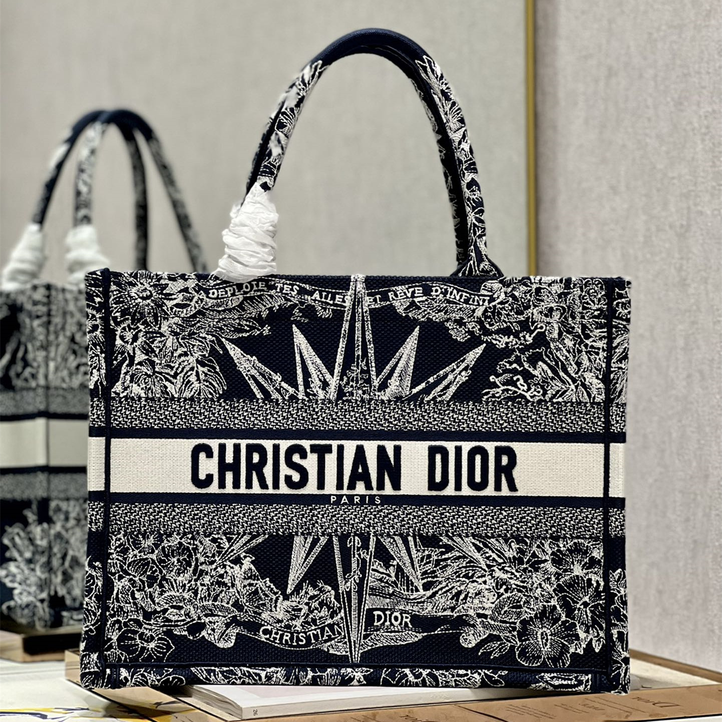 Dior Book Tote M1286 – available at shoes886.com