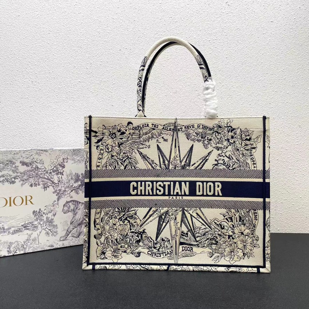 Dior Book Tote M1286 – available at shoes886.com
