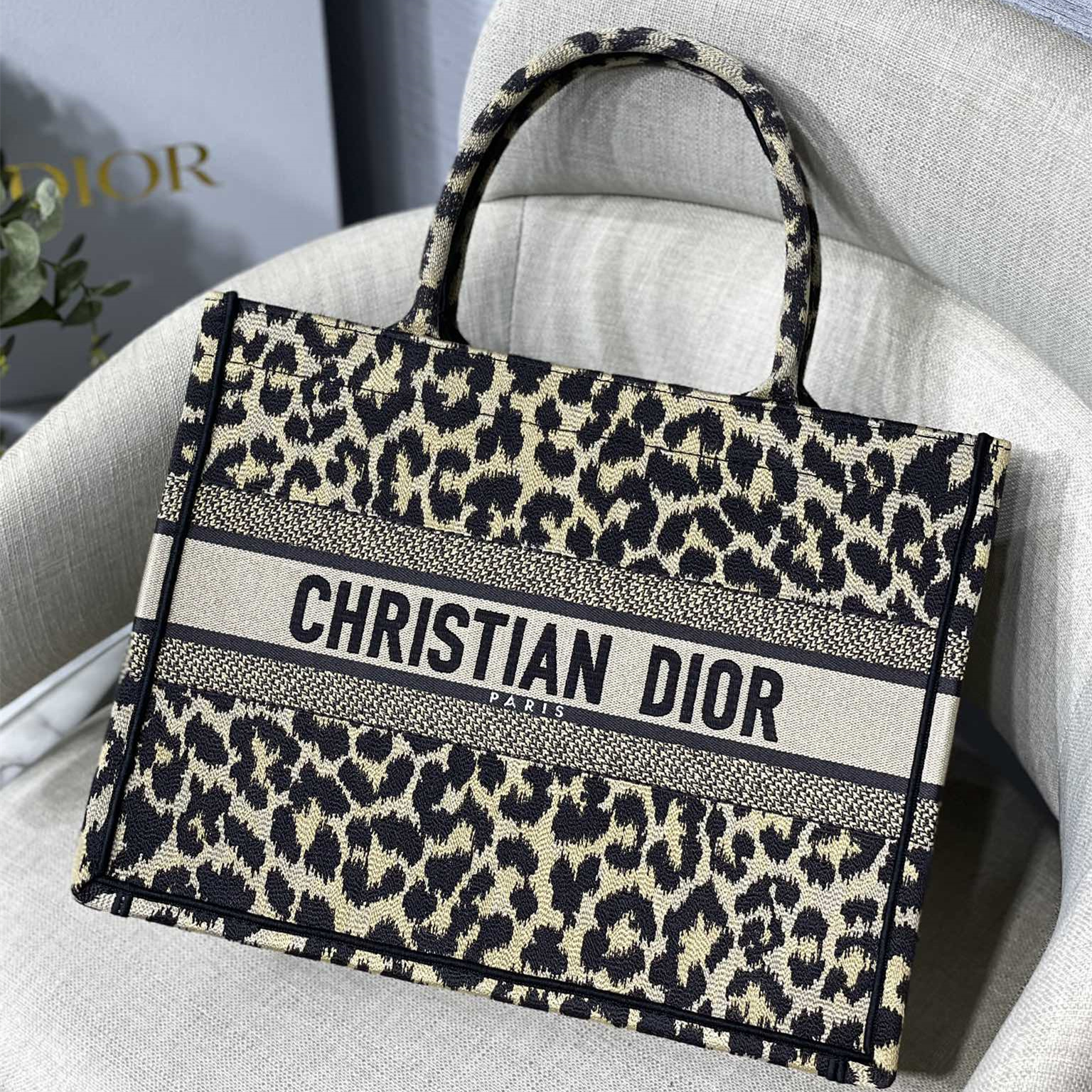 Dior Book Tote M1286 – available at shoes886.com