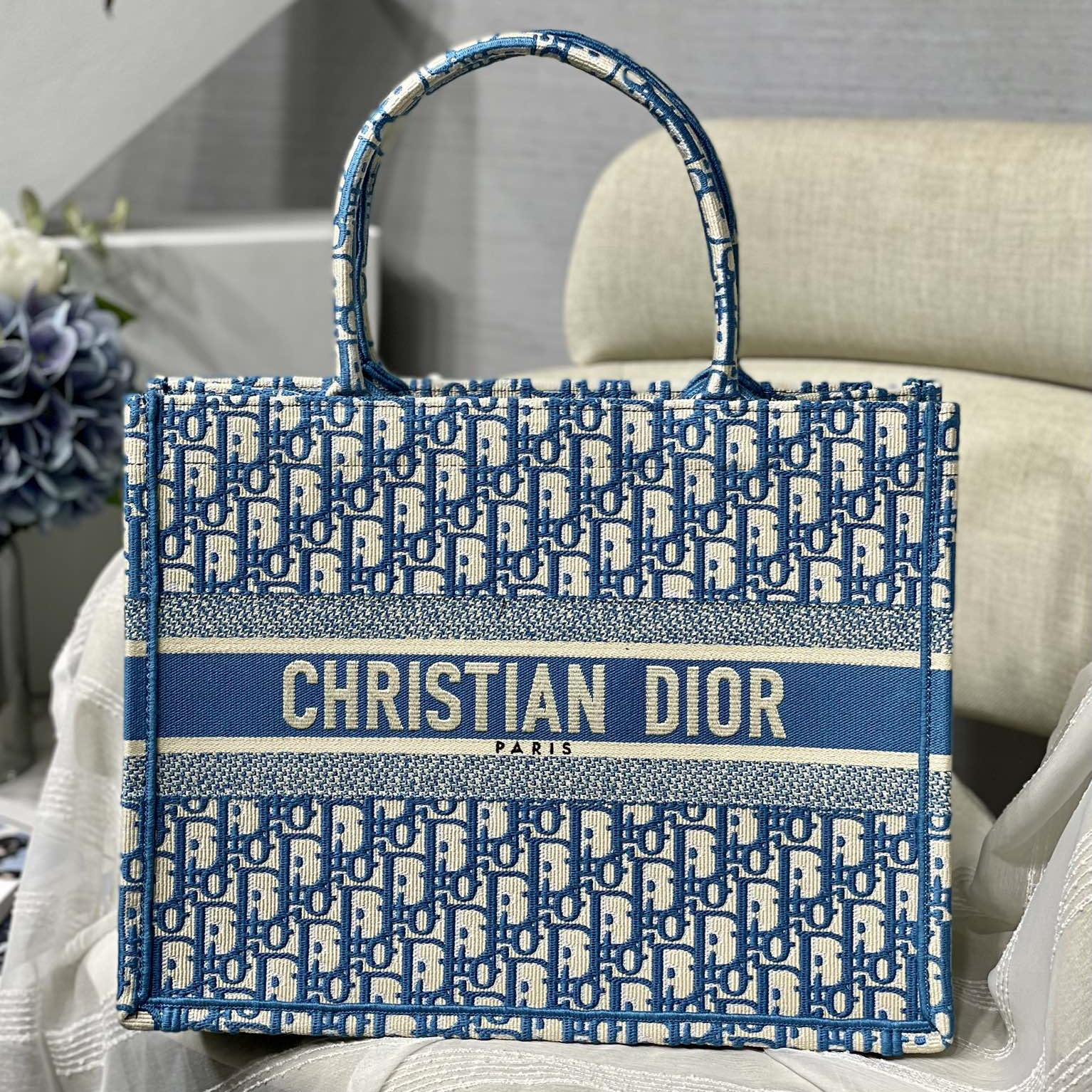 Dior Book Tote M1286 – available at shoes886.com