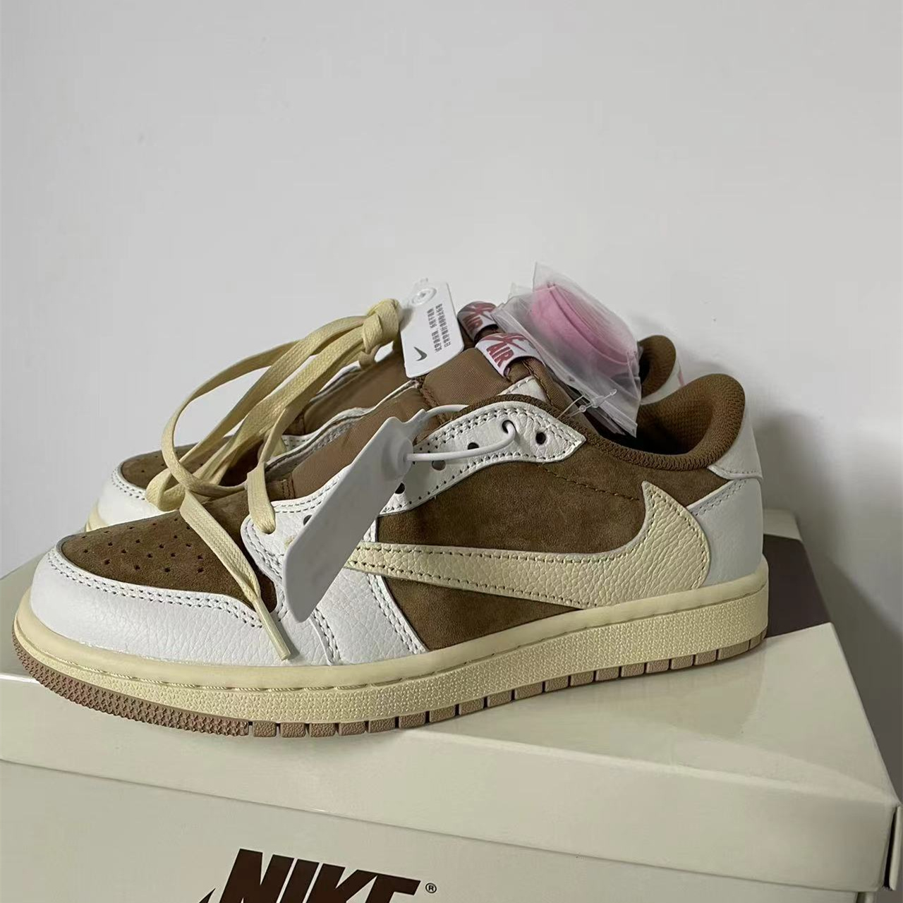 Travis Scott x Air Jordan 1 Low Sail/Shy Pink