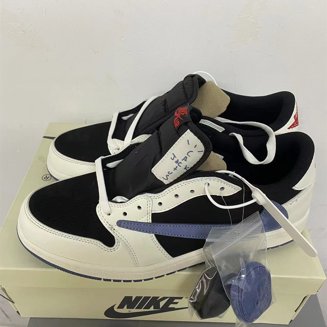 Travis Scott x Air Jordan 1 Low Blue Trainers